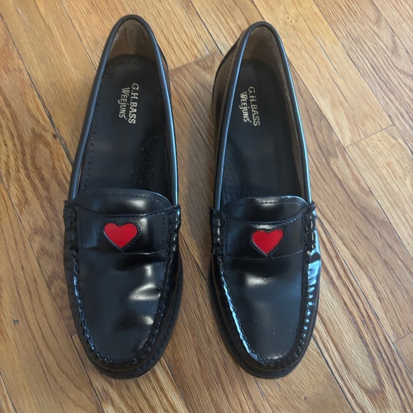 GH BASS WOMENS WHITNEY EMOJI WEEJUNS LOAFER- Black with Heart - Picture 1 of 7